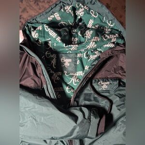 Genesee Cream Ale Winter Coat
Unisex Women’s XL Mens Large
Left Zip fits 12pk